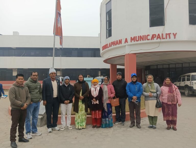 डाक्टर पढाउँदै शुक्लाफाँटा स्थानीय सरकार