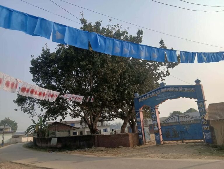 कैलालीमा निर्वाचन आचारसंहिता उल्लंघनका घटना बढ्दै, विधालय गेटमै नेकपा एमाले र राष्ट्रिय स्वतन्त्र पार्टीको झण्डा