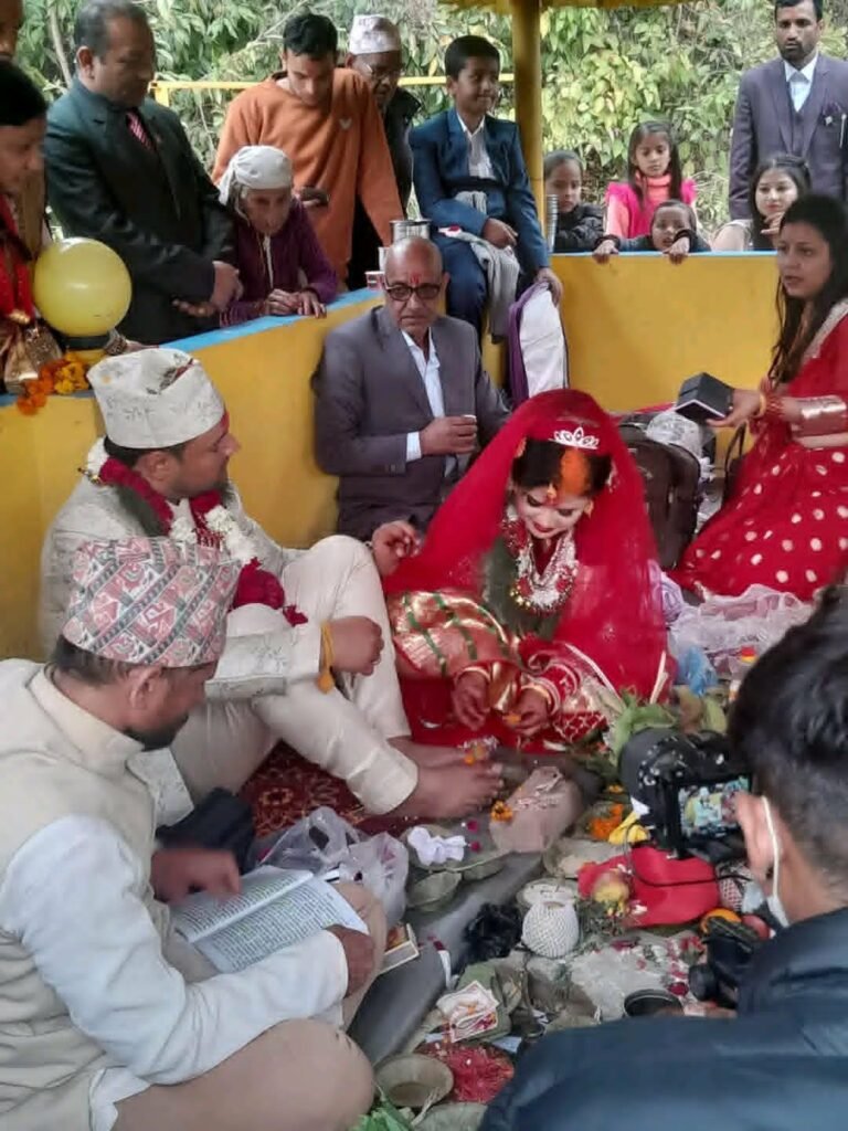 धुमधामका साथ विहे, घरका श्रीमानबाट अन्याय, अदालतका श्रीमानले पनि न्याय नदिएपछि मनिसा सडकमा