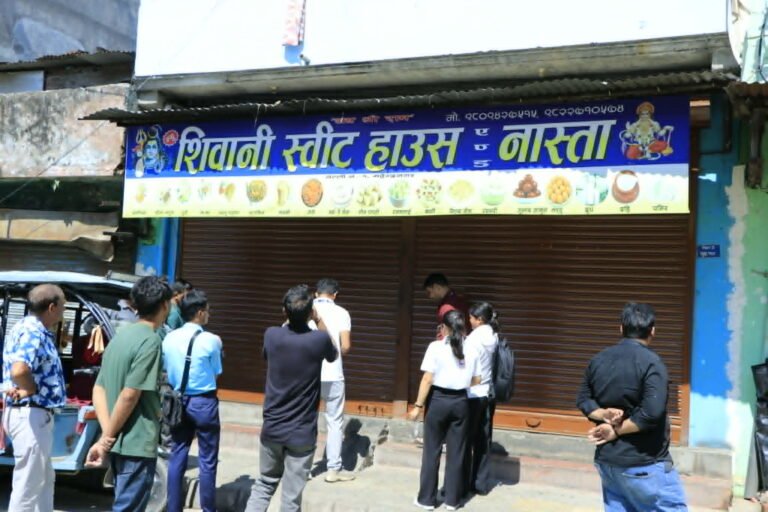 कञ्चनपुरमा प्रशासन र खाद्य पविधिको सयुक्त बजार अनुगमन,मिठाईमा किरा फेलापरेपछी मिठाई पसल शिल