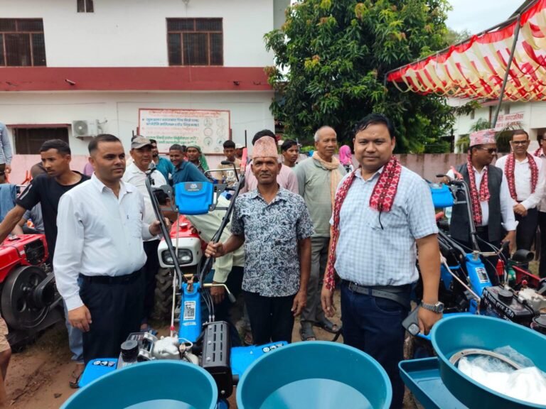 बेलौरी नगरपालिकाद्वारा ५० प्रतिशत अनुदानमा १७६ थान कृषि सामग्री हस्तान्तरण