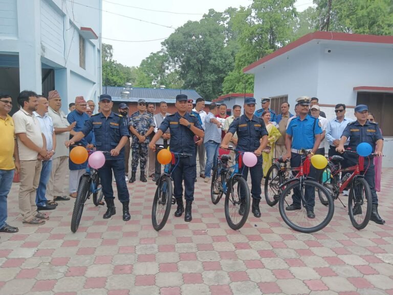 कञ्चनपुर प्रहरीलाई होन्डा साइकल सहयोग