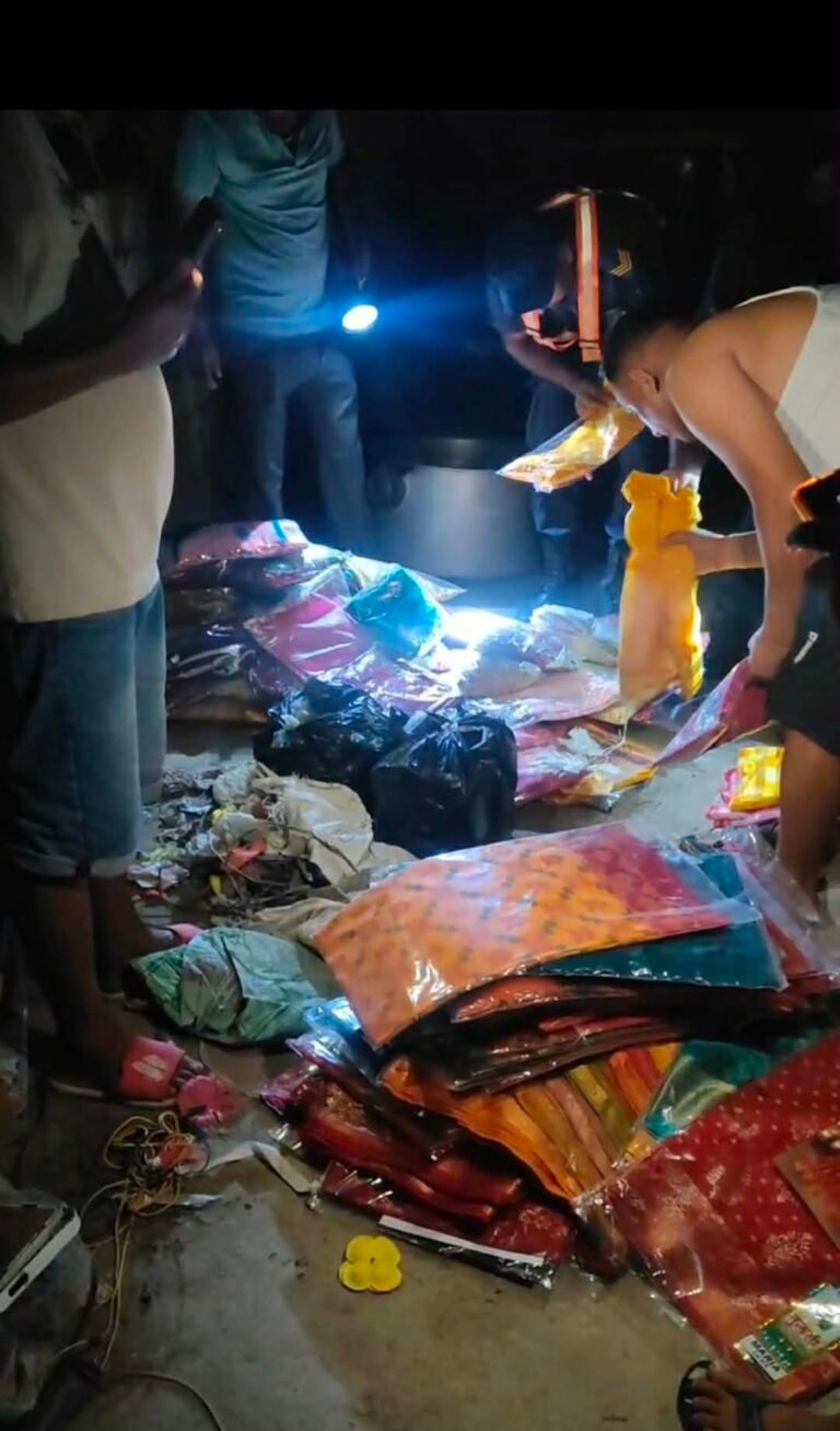 गोप्य सूचनाका आधारमा मध्यराति प्रहरीको छापा, भन्सार छलिका कपडा बरामद, होटल सञ्चालकसहित चार जना नियन्त्रणमा