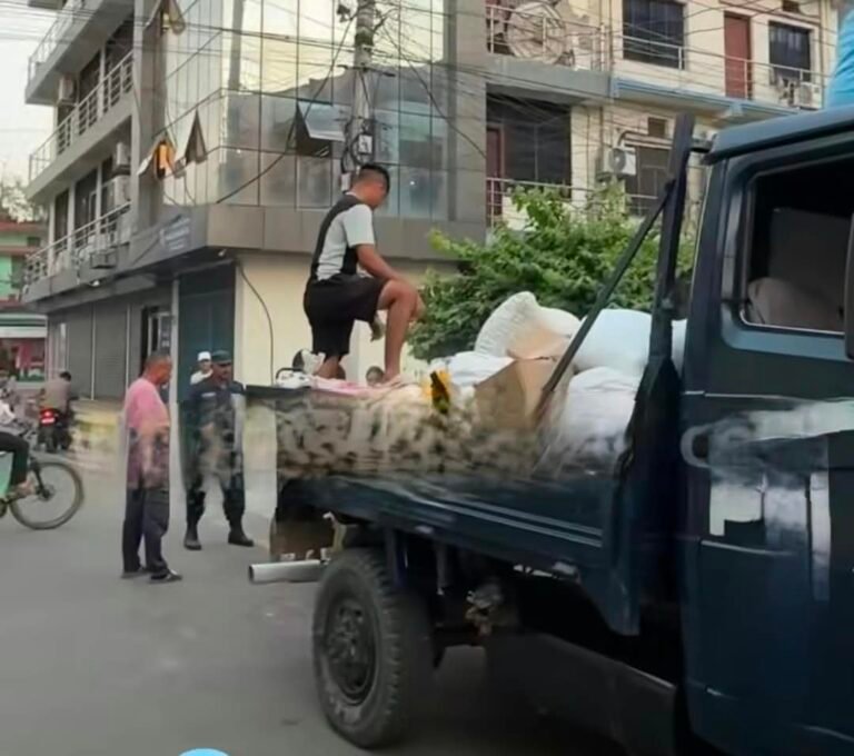 कञ्चनपुर प्रहरीको गोदाम छापामार शैली, तस्करी रोक्न कि? व्यापारी तर्साउन